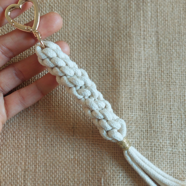 Bijou de sac ou porte-clés en macramé – blanc cassé & doré