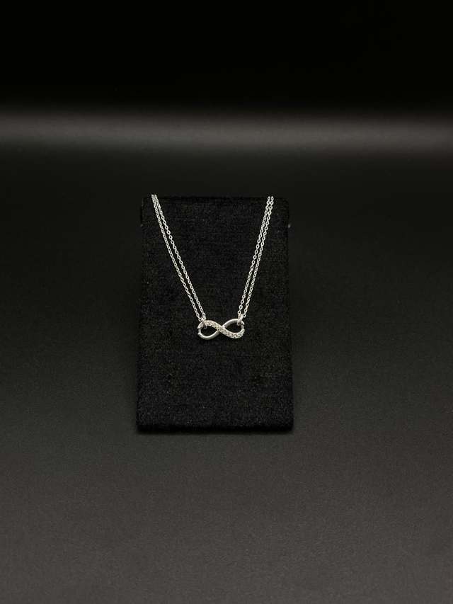 Pulseira entremeio infinito meio cravejada