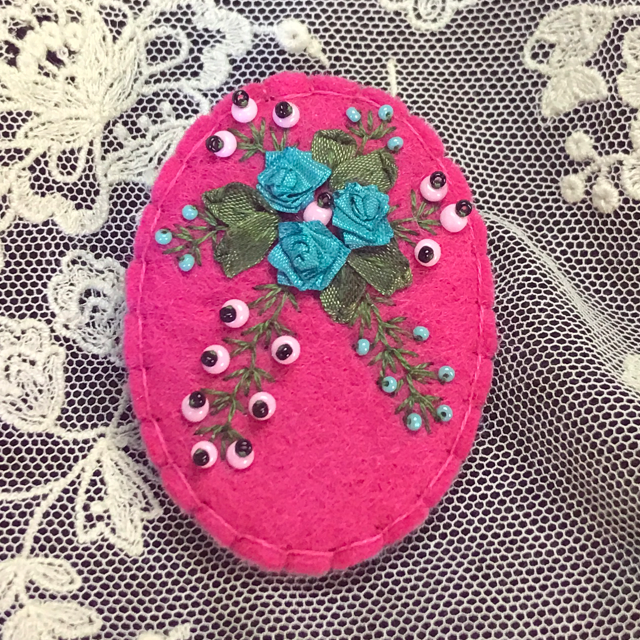 Broche fuchsia/turquoise/rose ovale 