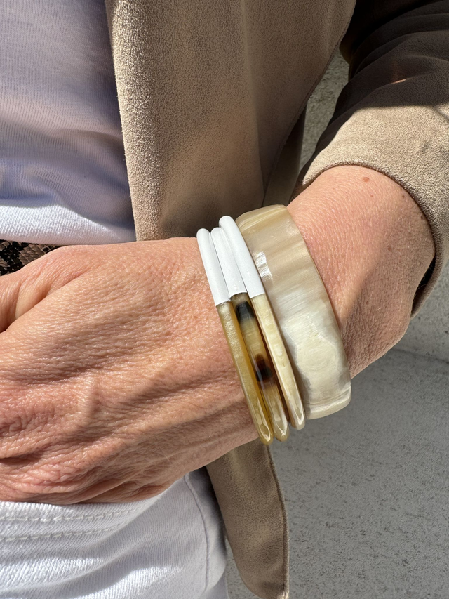 Le Bracelet Corne de buffle Blanc laqué , moitié naturelle  