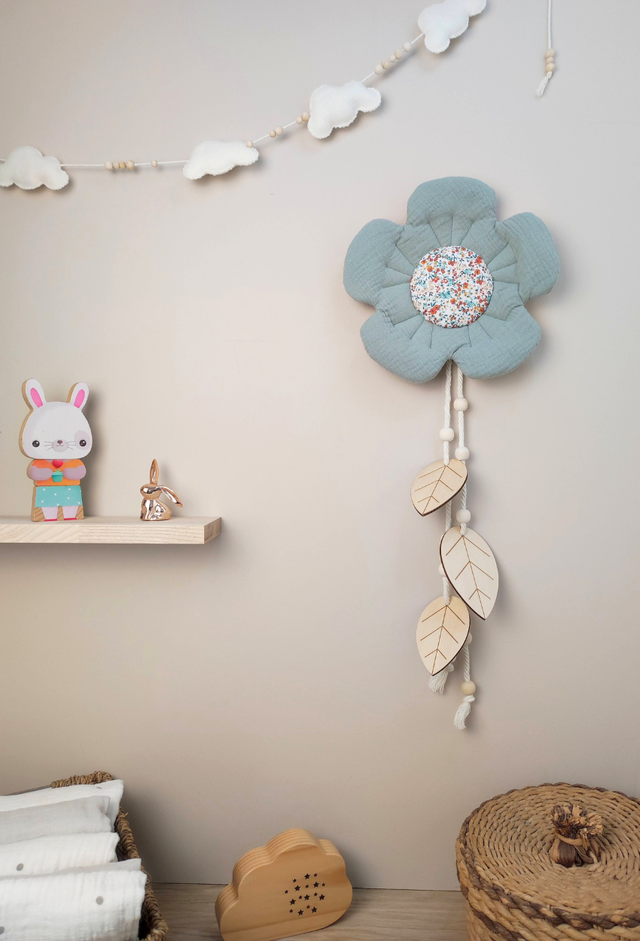 Déco murale fleur : vert d&#039;eau avec cœur liberty