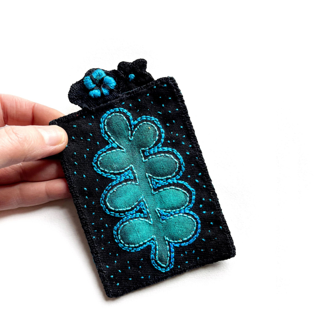 Petit tableau végétal noir et turquoise peint et brodé