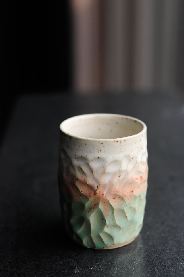 Becher, geschnitzt, weiß,grün,rosa