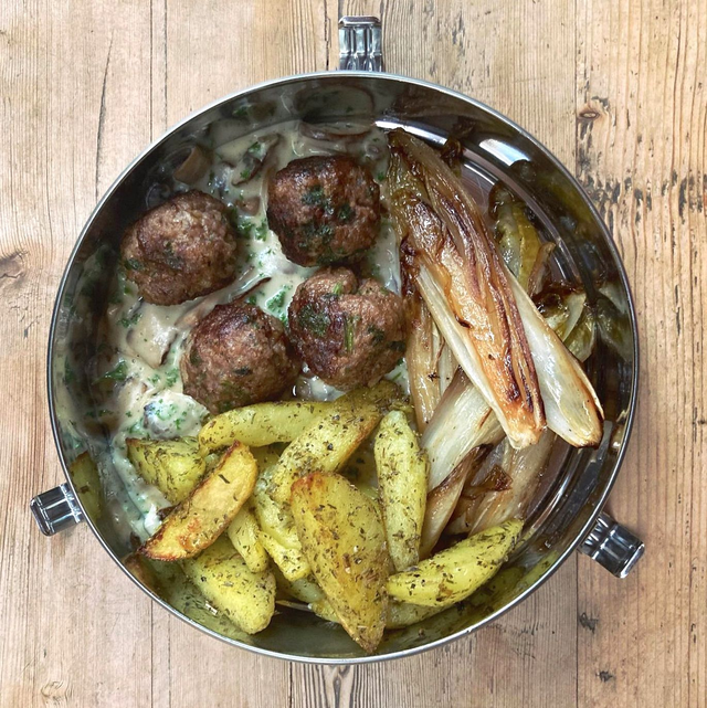 Boulettes de viande sauce aux champignons, pommes de terre roties et chicons braisés