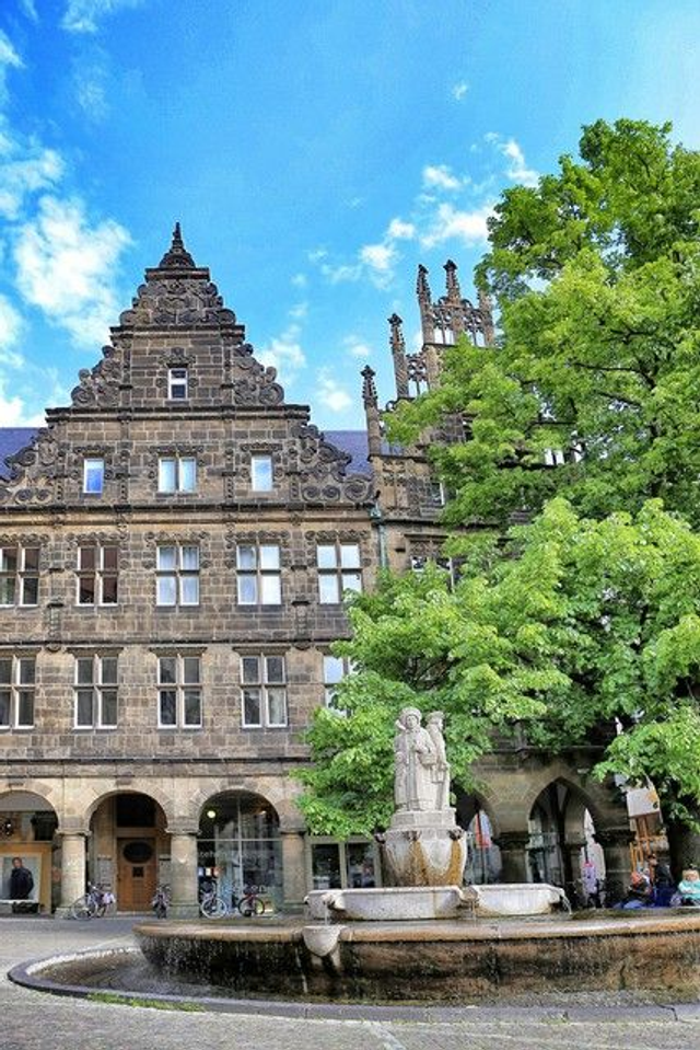 Lambertibrunnen im Sommer