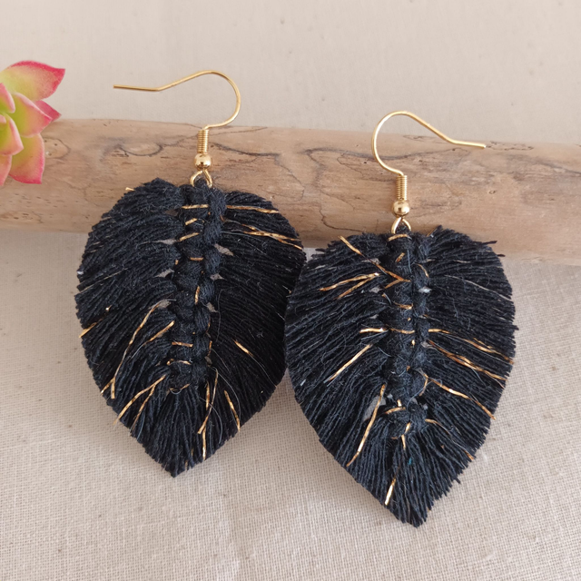 Boucle d'oreille feuille macramé dorée