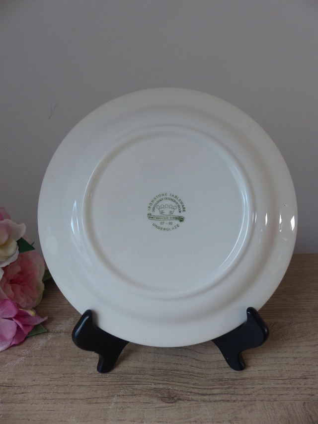 Assiette de Noël vintage céramique bleue et blanche – Ironstone Tableware – Scène hivernale anglaise avec village enneigé et décor festif