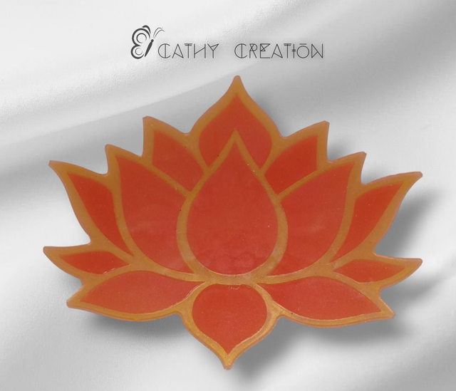 Fleur de lotus rose orangé et dorée