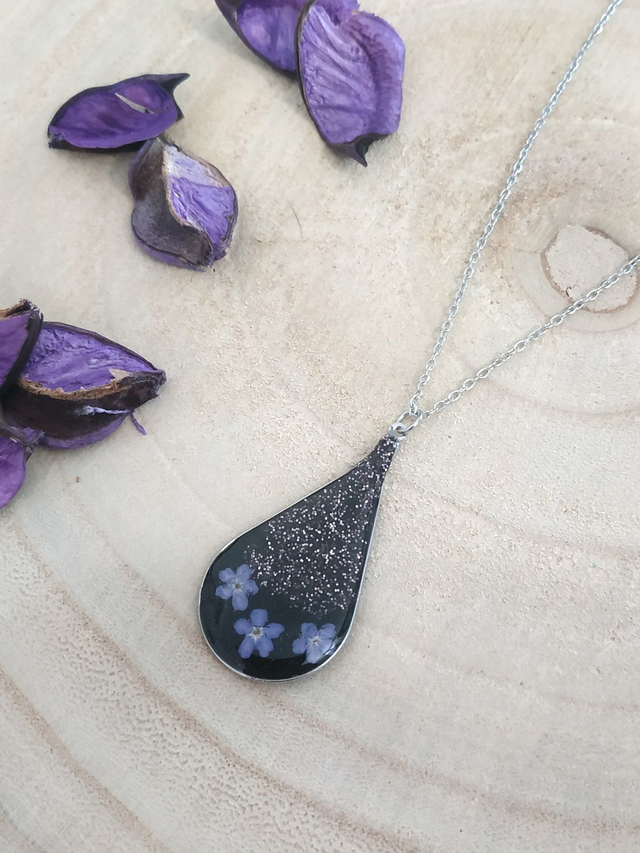 Collier nuit sombre aux fleurs de Myosotis 
