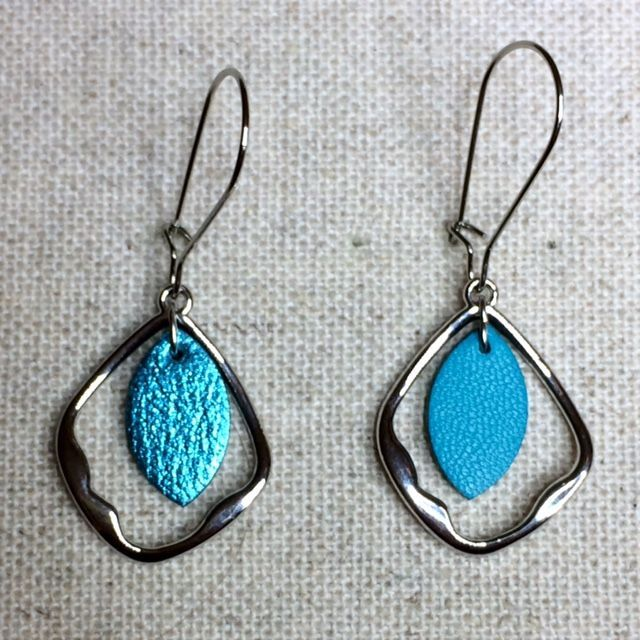 Boucles d’oreilles « Largo » argentées, réversibles, cuir bleu turquoise vif/ turquoise métallisé