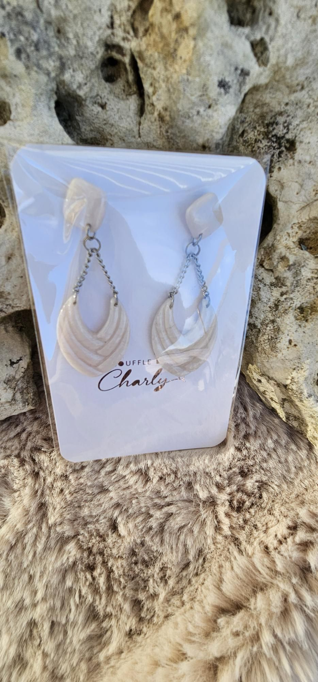 Boucles d'oreilles gouttes beige nacré en pâte polymère 