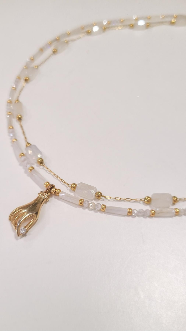 Main Céleste – Collier double fait main en acier inoxydable doré – Main & Quartz