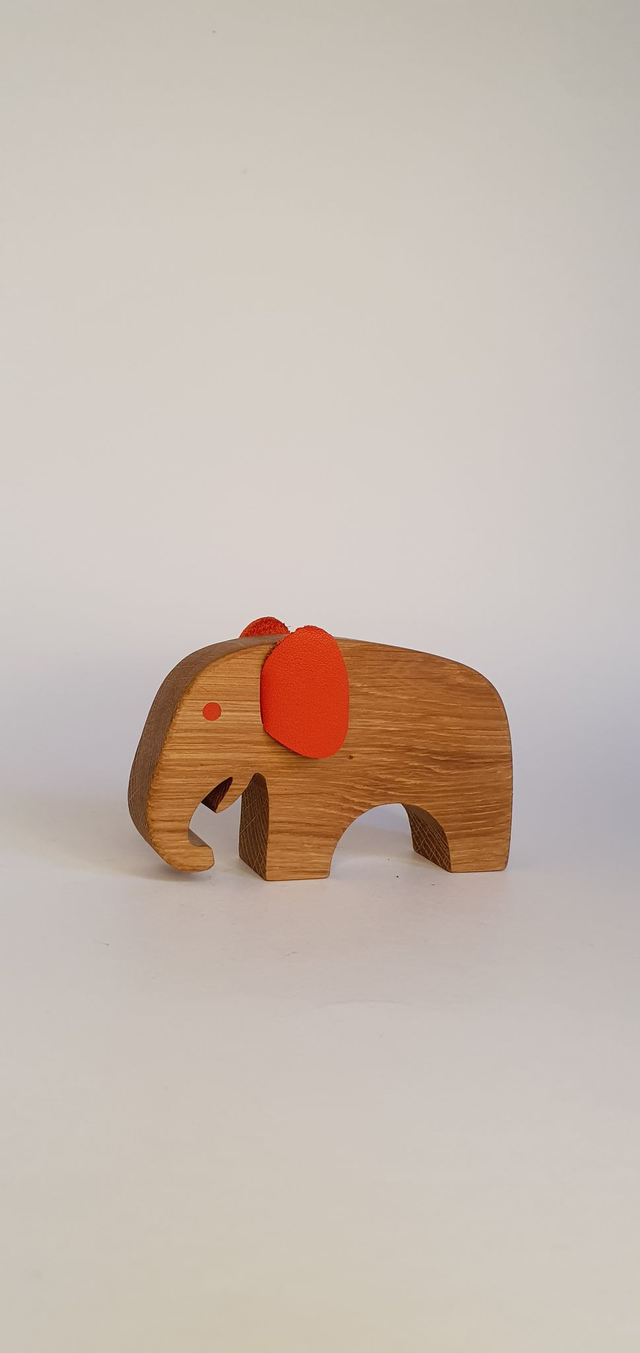 Eléphant décoratif &quot;petit&quot; en bois de chêne et cuir orange