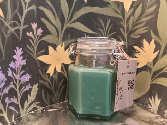 Geurkaars 'Groen' met een blend van de etherische oliën Lavendel, bergamot, mandarijn, vanille, ylang ylang en ceder