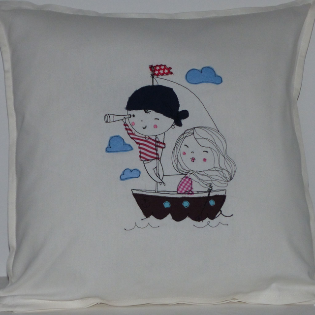 Kissenhülle weiß „Cute Pirate und Mädchen im Ruderboot“