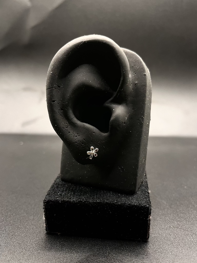 Brinco flor zircônia colorida