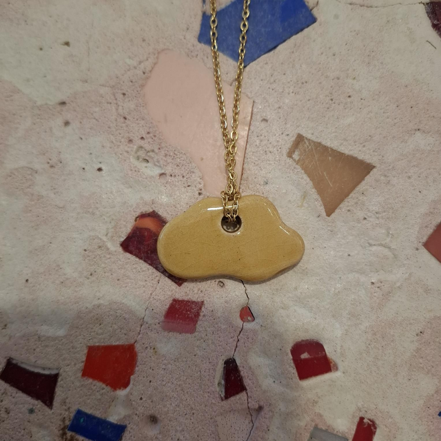 Cap15 collier nuage jaune