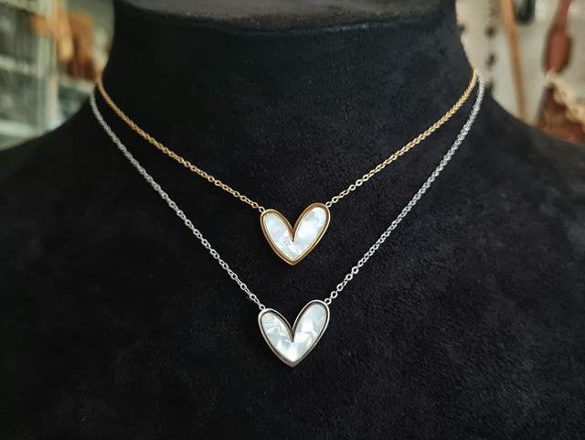 Collier "Lovers" en acier inoxydable doré ou argenté et intérieur en nacre