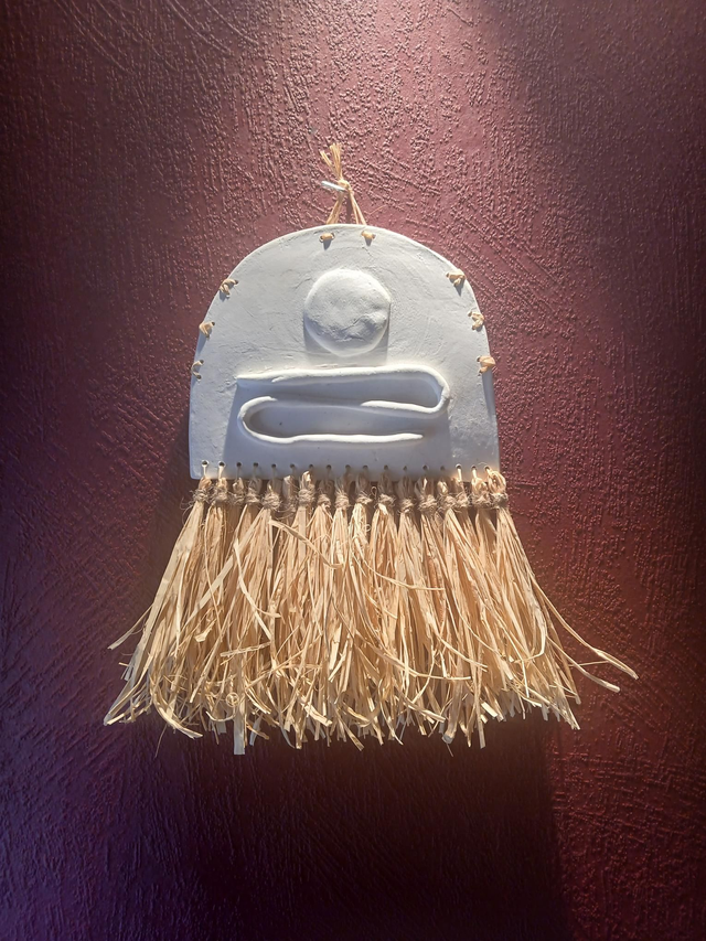 Décoration murale artisanale en ciment et raphia – style bohème chic