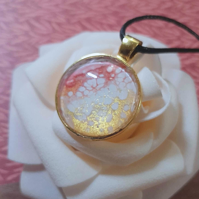 INES – Collier – Métal doré – Rouge, doré et blanc