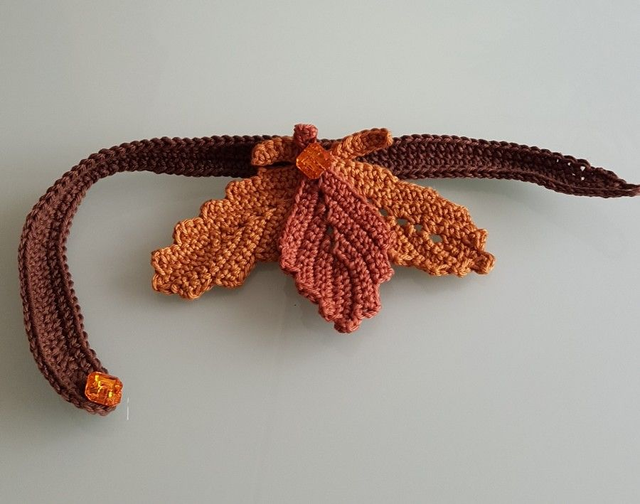 Nyakpánt őszi levelekkel.