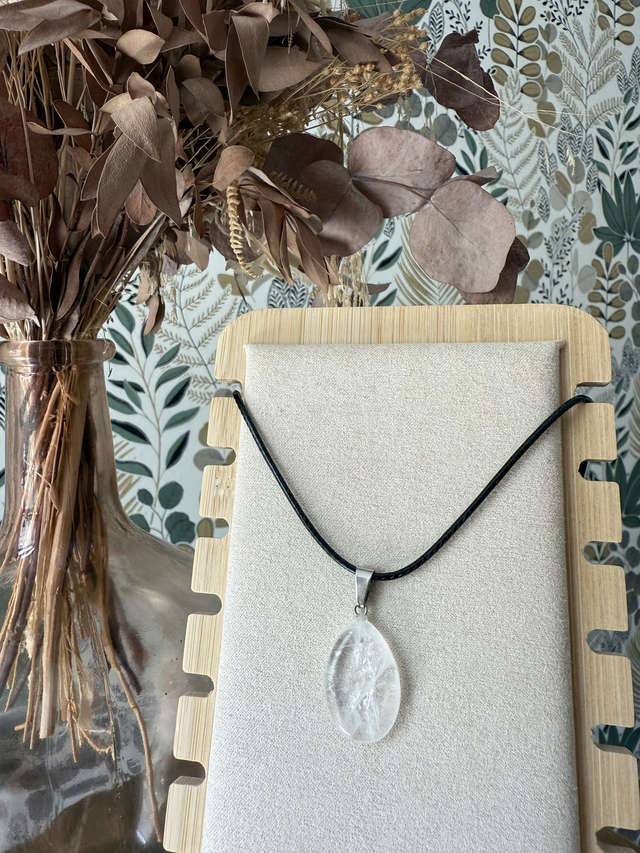 Collier Pendentif en Cristal de Roche sur Cordon noir ou Chaine inox
