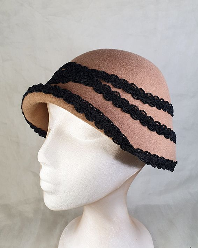 Myrna cloché sombrero fieltro de lana camel con pasamanería negra 1920