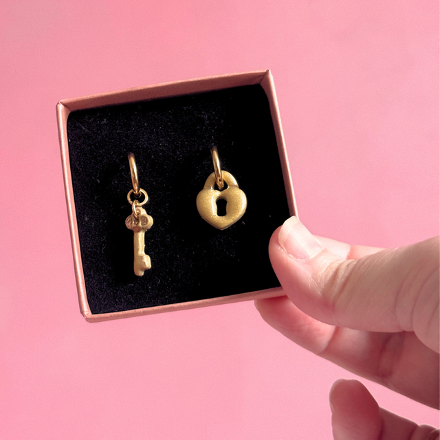 Cadenas doré et sa clé 