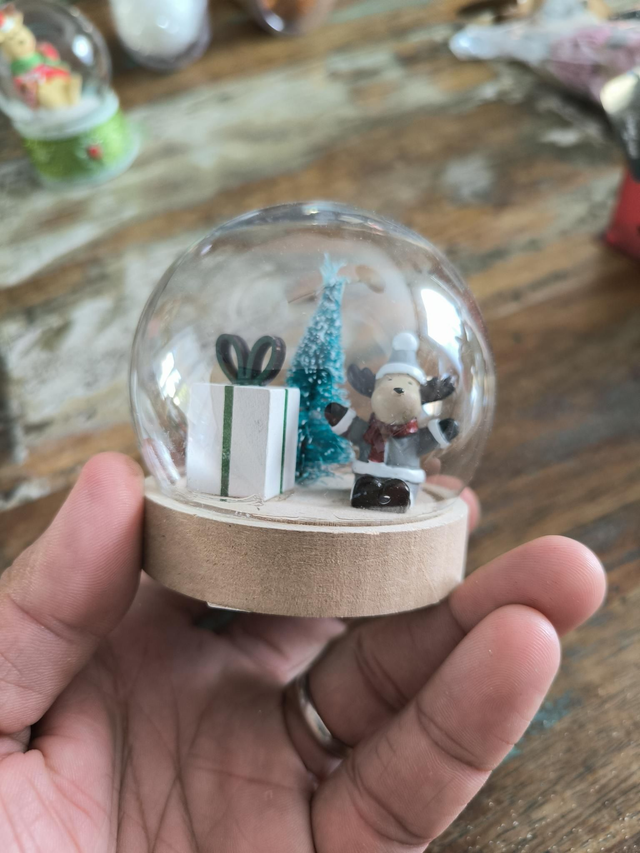 BOULE DE NOËL CERF A POSER