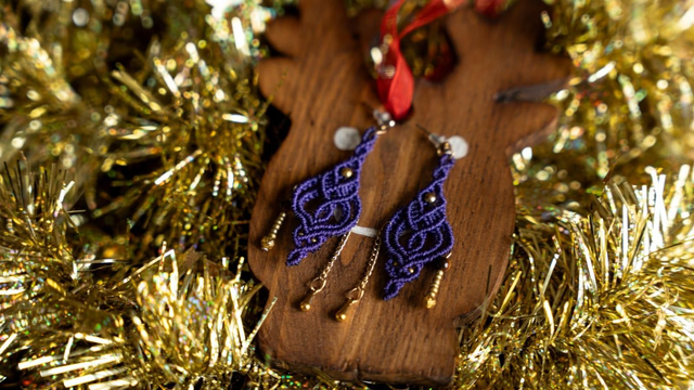 Boucles d&#039;oreilles en micro-macramé violet et perles dorées 