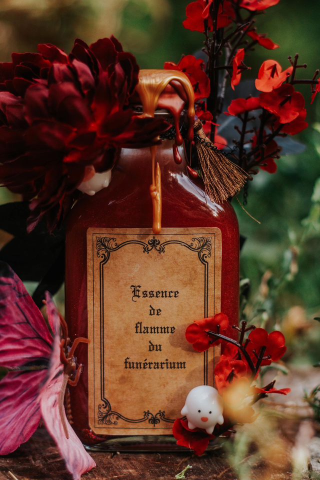 Potion décorative fantasy rouge sombre – Cendres de l’Aube Écarlate – Décoration gothique mystique – Fiole magique artisanale – Cadeau witch