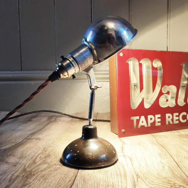 Metek Articulating Lamp