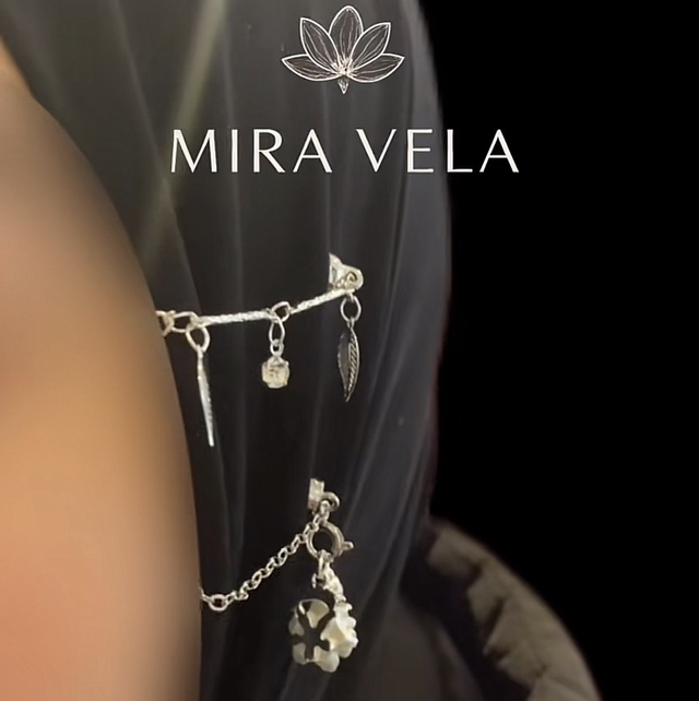 Mira Magnet - Fleur Blanche / chaîne à mini feuille