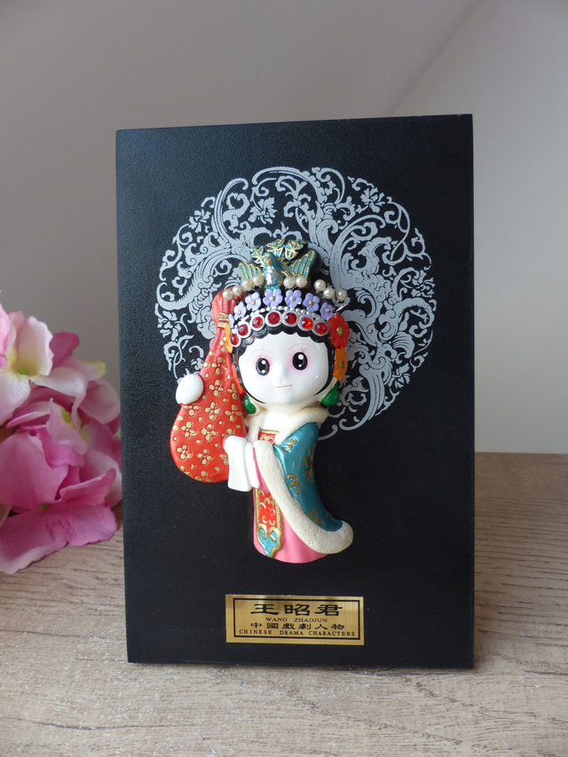 Petit tableau d’art traditionnel chinois - Statuette de femme musicienne d’opéra en argile peinte à la main - Décoration murale ou de bureau