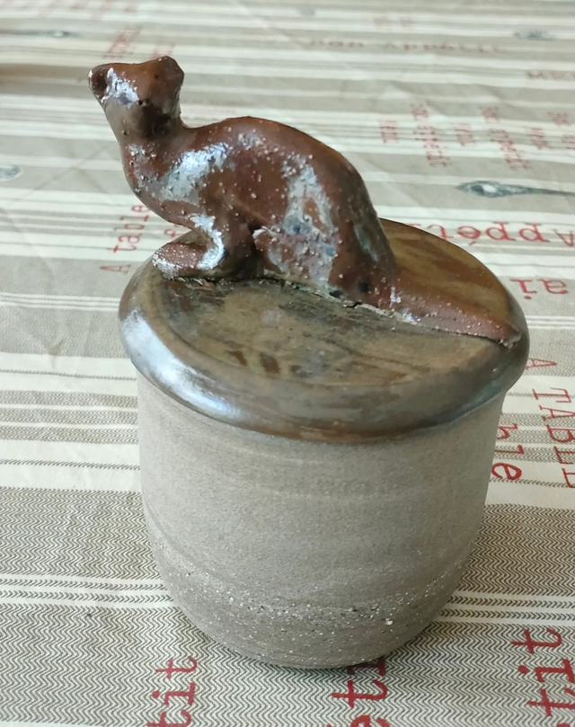 Boite en grès avec belette " La gardienne des clairières"