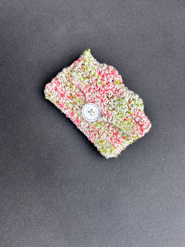 Porte-carte crocheté en coton mélangé avec bouton – Accessoire artisanal unique