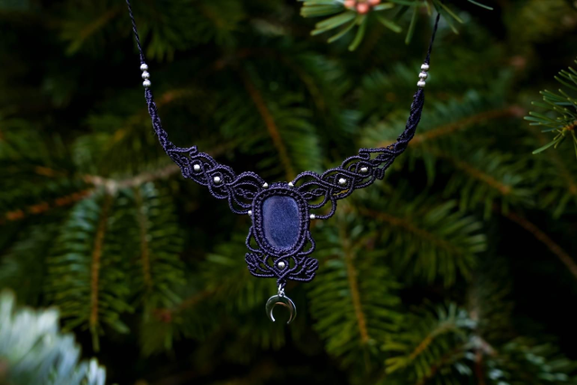 Collier en micro-macramé couleur noir avec pierre Hematite 