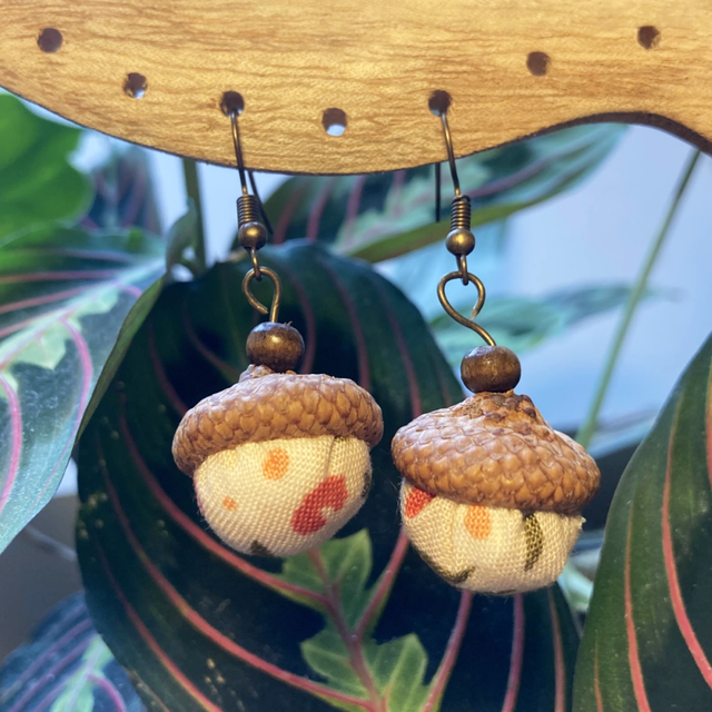 Boucles glands beige