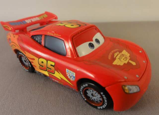 Disney Pixar Cars 2 - Lightning McQueen with racing wheels - WGP