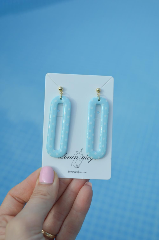 💙 Blue Breeze – Ovalni uhani s pozlačeno osnovo