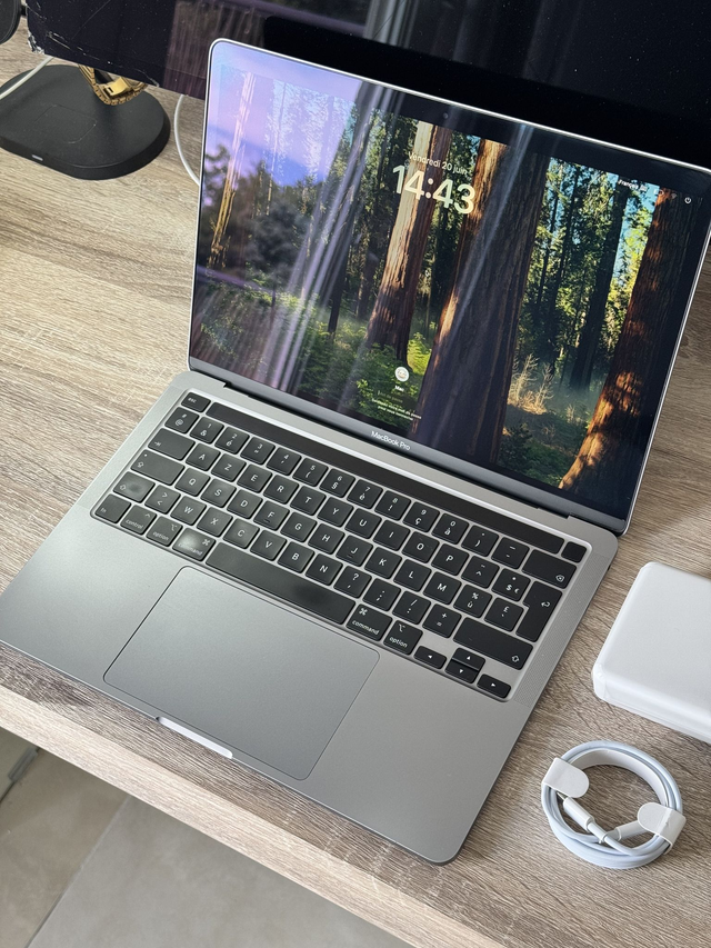 Macbook pro 13'' M2 2022 8G 256G 10 coeurs 71 cylces