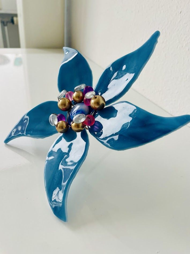 Sierlijke Glazen Lelie - Blauwe Bloemenkunst - Uniek Glasfusing Object voor Buiten & Binnen