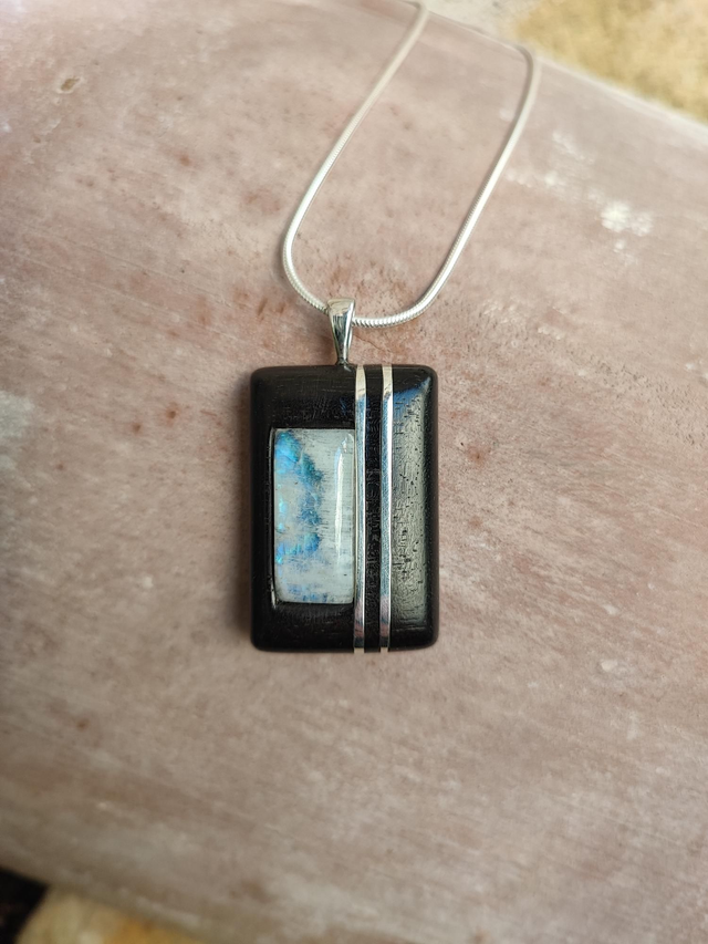 Pendentif en Bois d'Ébène du Gabon, Péristerite et Argent