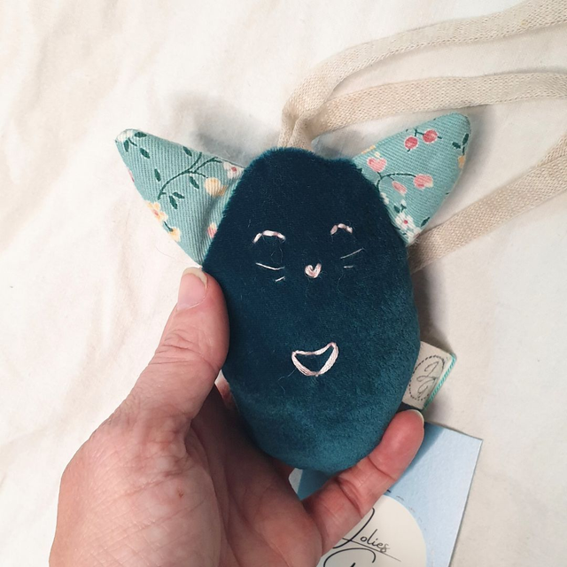 Le Kiki Chat vert à petites fleurs