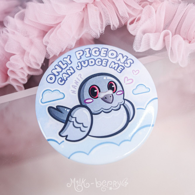 Badge 56mm Only Pigeons can judge me