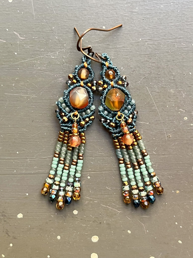 Boucles d&#039;oreilles baroques à franges en macramé vertes et bronze