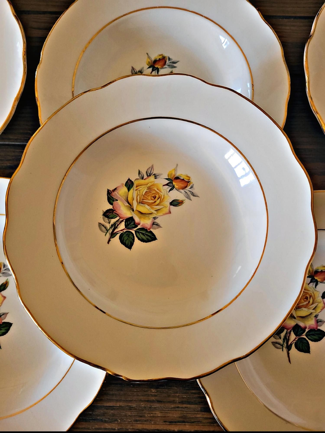 Assiettes creuses Gien Gardanne, roses couleur jaune