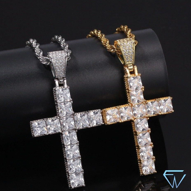 COLLIER PENDENTIF CROIX AVEC DIAMANT BAGUETTE PLAQUÉ OR 

