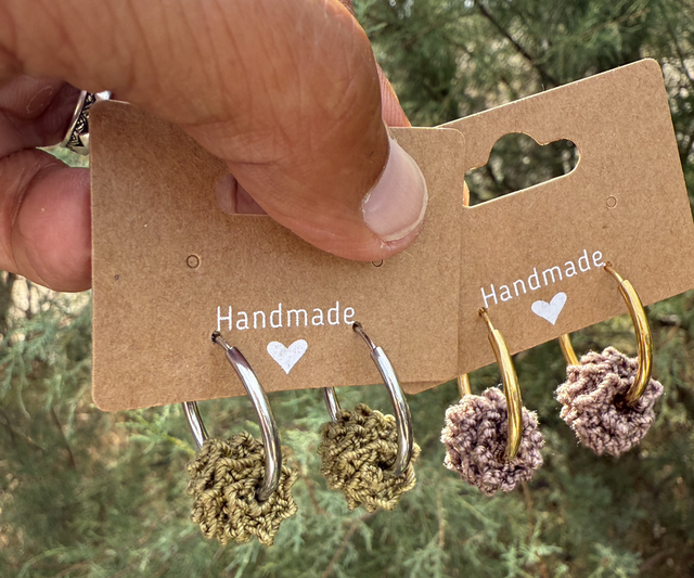 Boucles d’oreilles créoles marron au crochet