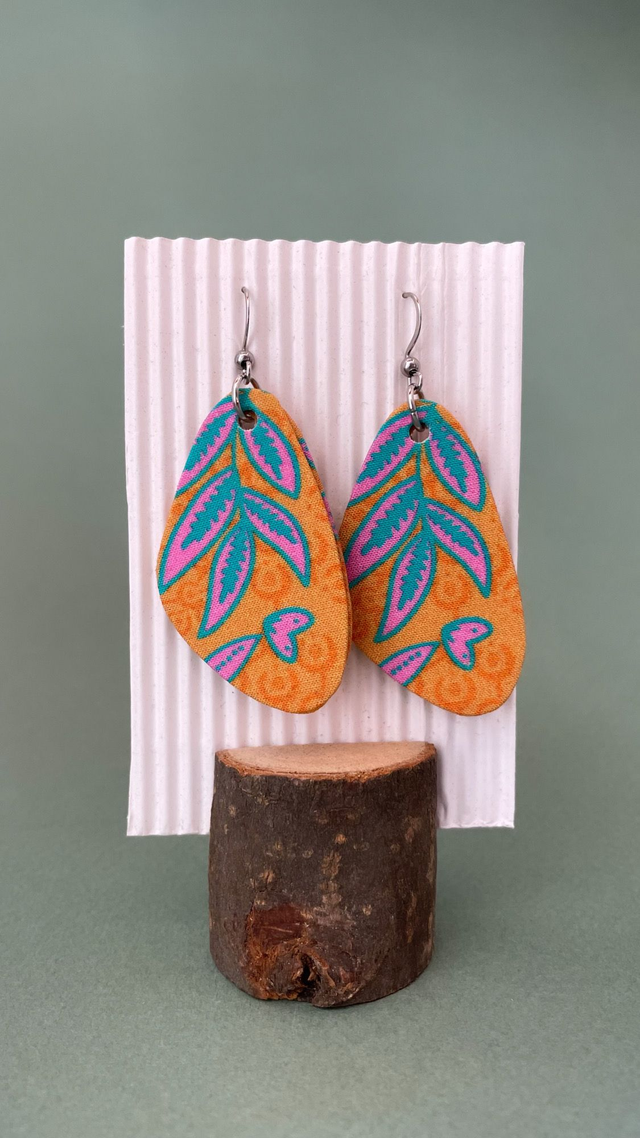Boucles d'oreilles carton et tissu forme triangle, collection " indie mandarine " - fond orangé et motifs fleuris tons jaune, rose et turquoise